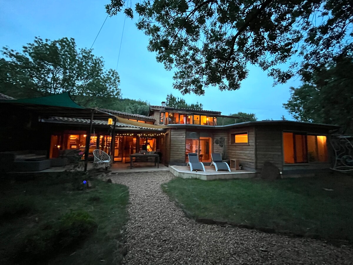 Maison architecte en  bois au bord du lac Salagou