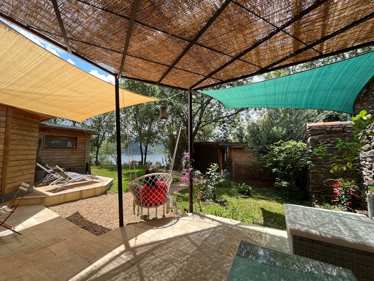 Maison architecte en  bois au bord du lac Salagou