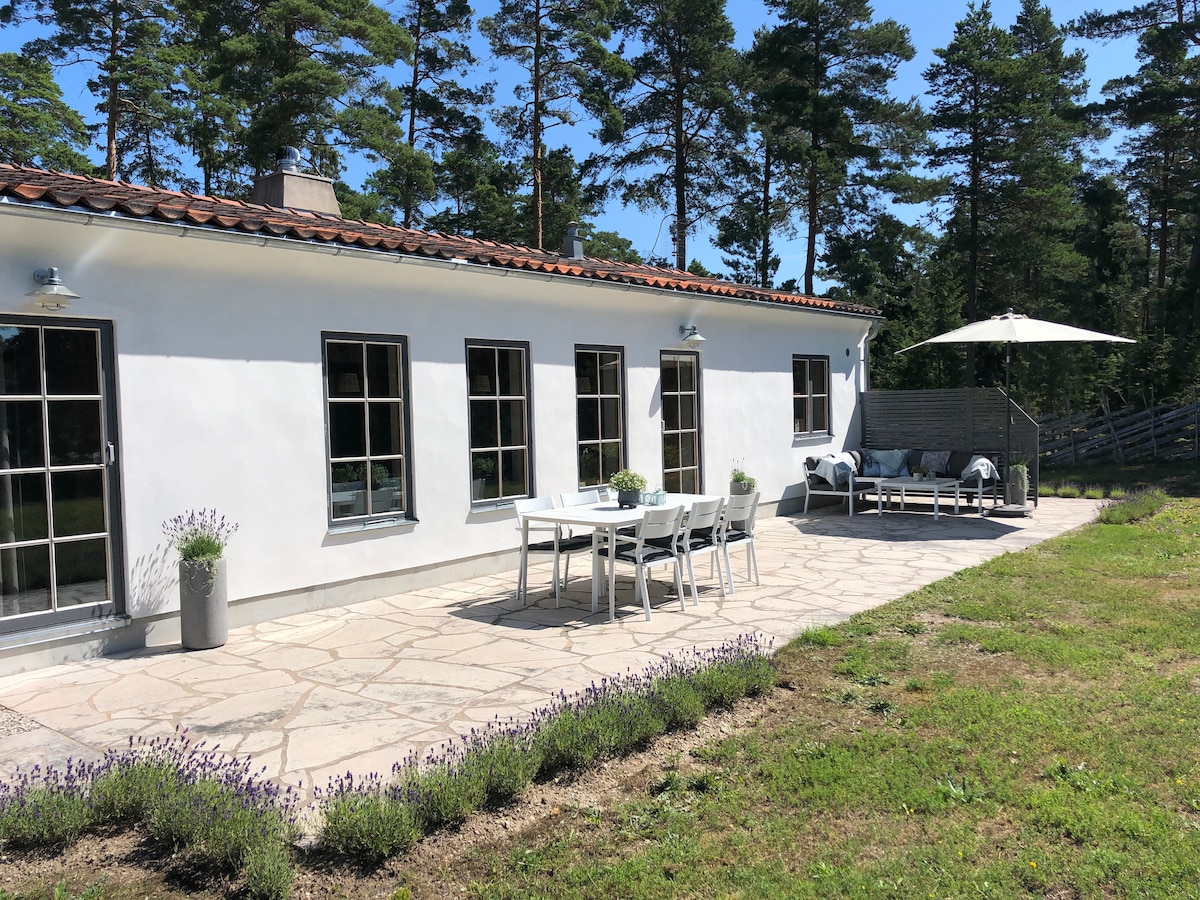 Strandnära och modernt hus