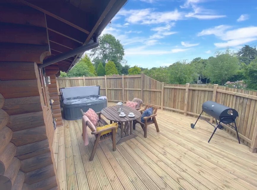 'Beech' Log cabin with hot tub