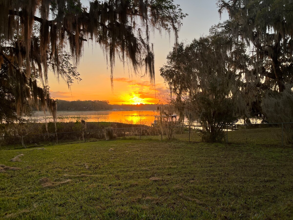 Private Lake Camper with dock/kayaks and patio