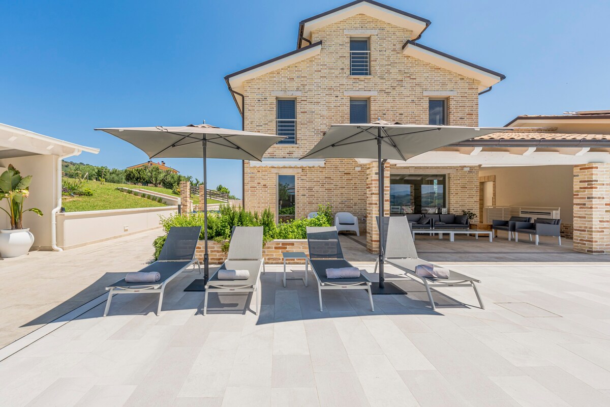 Villa Ada-With infinity pool in Marche countryside