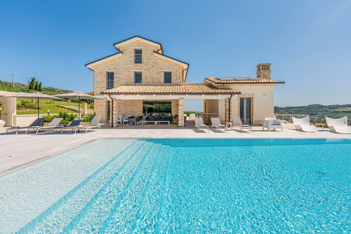 Villa Ada-With infinity pool in Marche countryside