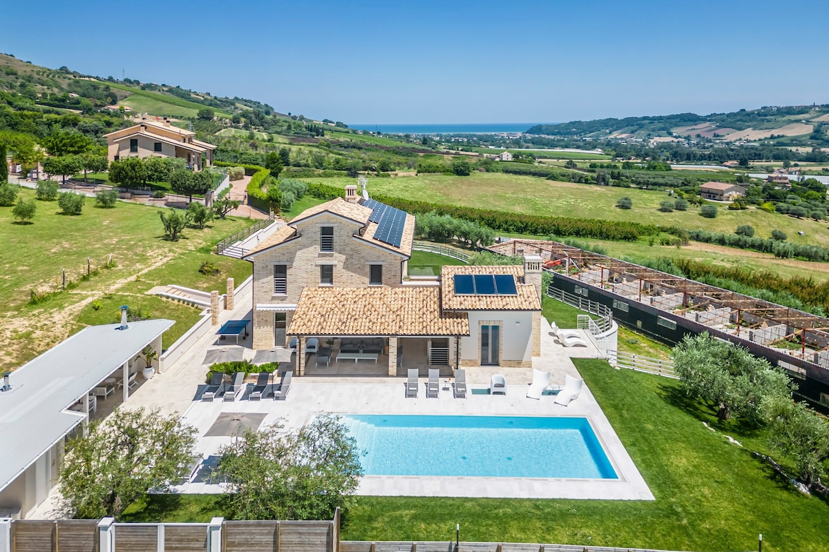 Villa Ada-With infinity pool in Marche countryside