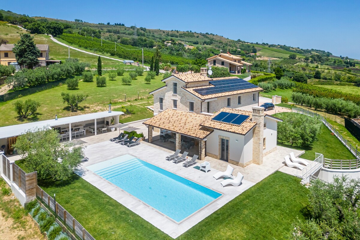 Villa Ada-With infinity pool in Marche countryside