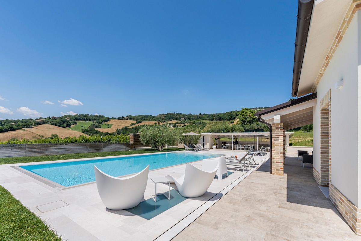 Villa Ada-With infinity pool in Marche countryside