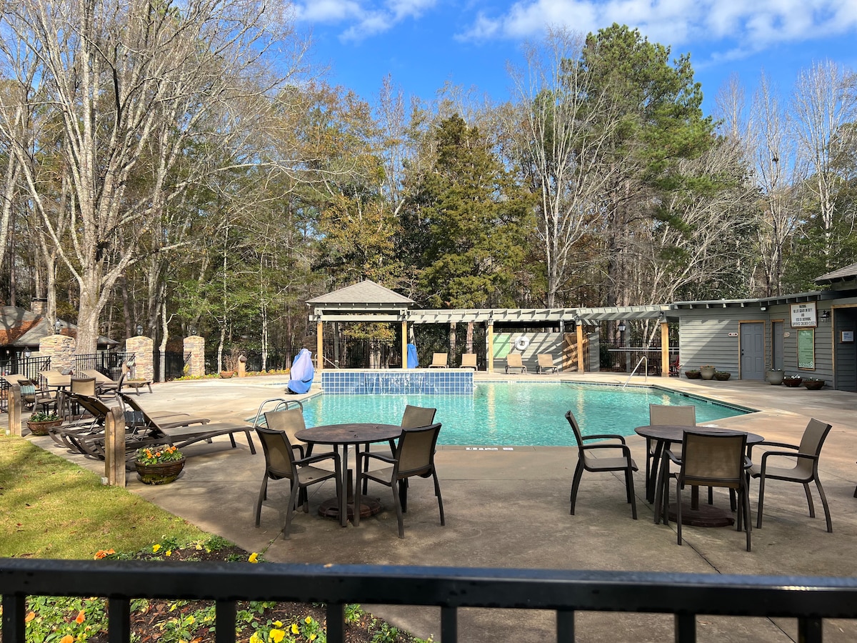 Poolside Villa Near Callaway