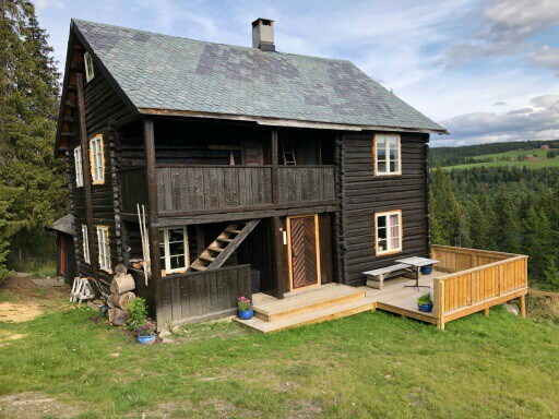Nedre Skogtun hytte av laftet tømmer fra 1864
