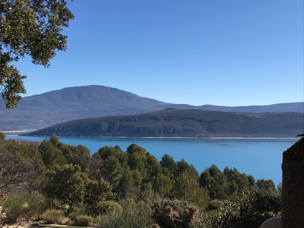 Appartement confortable grande terrasse vue lac