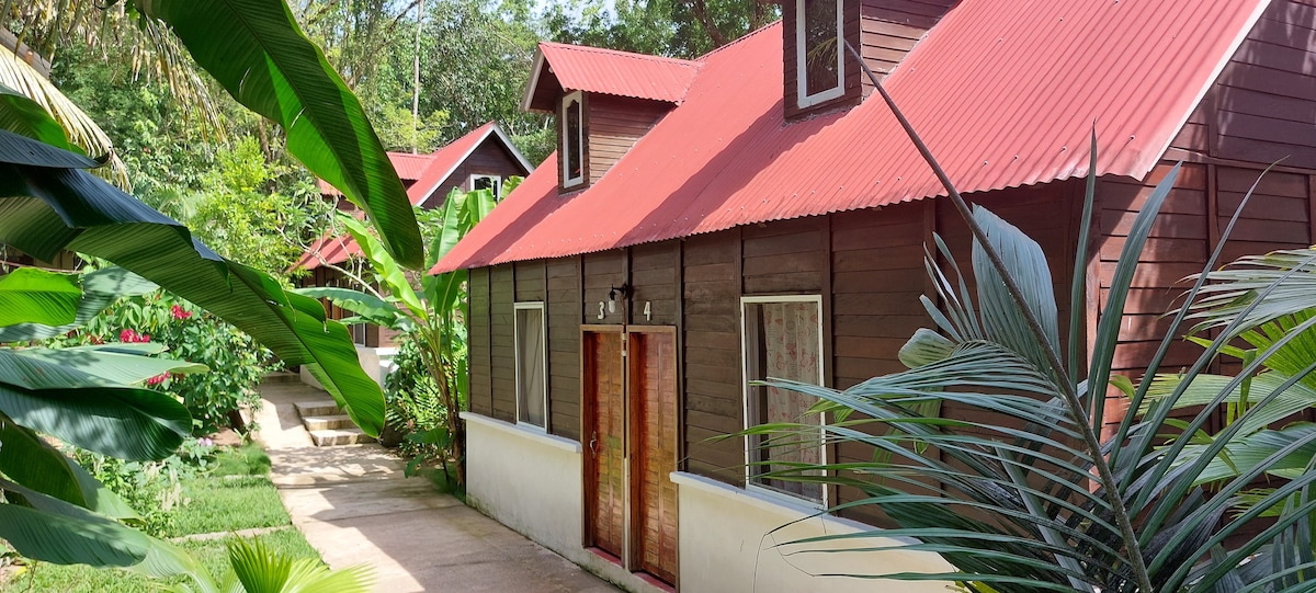 Cabaña doble en agua azul