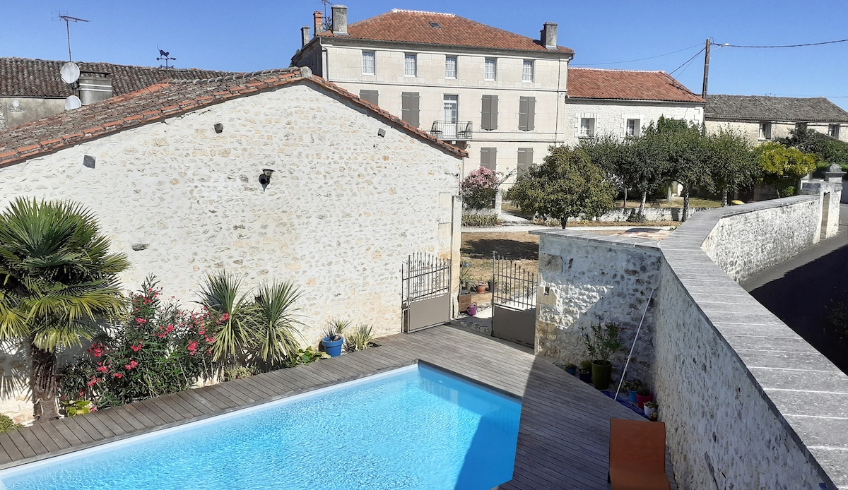 Beau logis charentais du XIXe et sa piscine