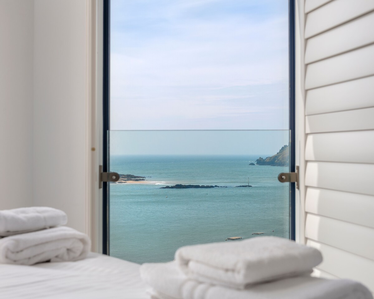 Luxury 3 bed apt w/ private beach & spa passes