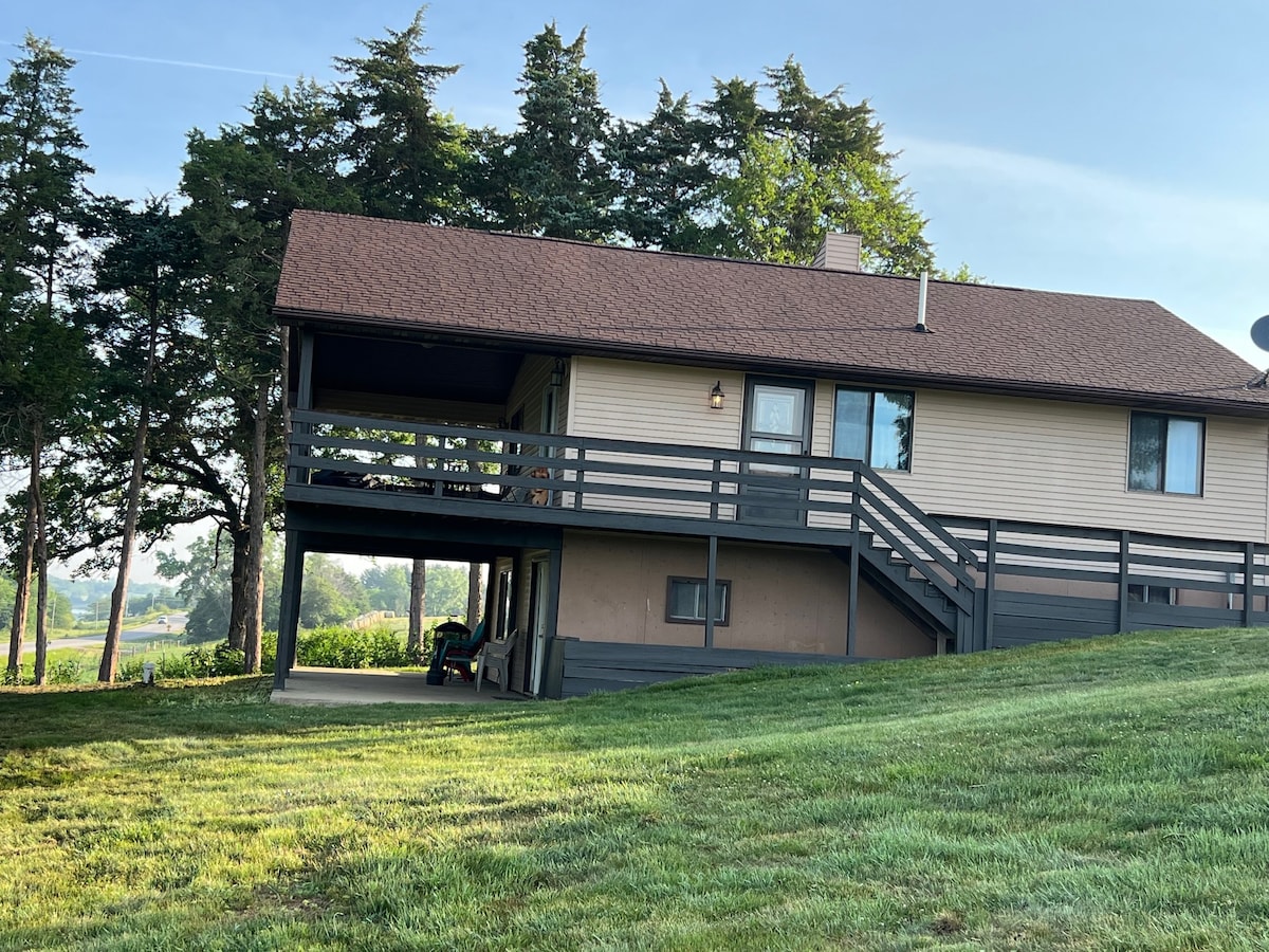 House on Lake w/pool in Spring 2024