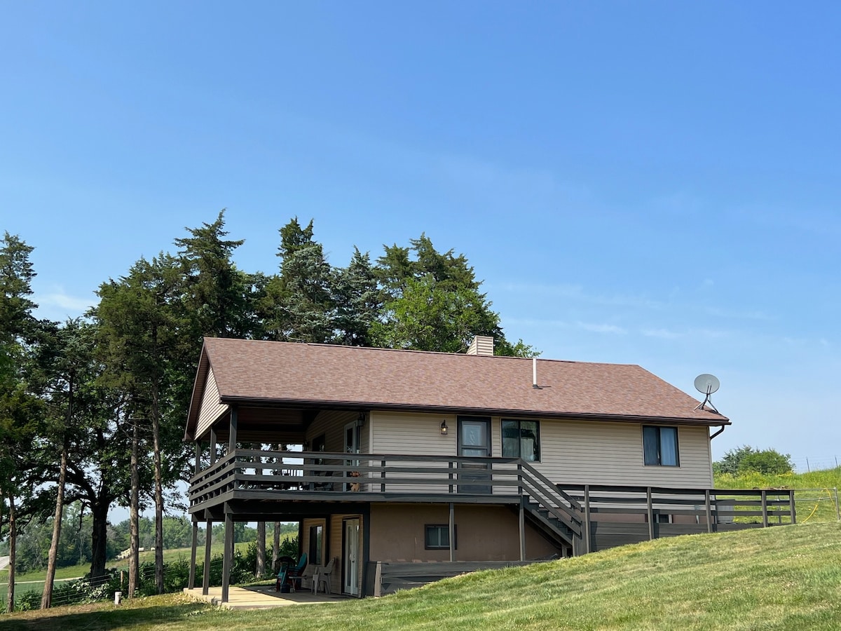 House on Lake w/pool in Spring 2024