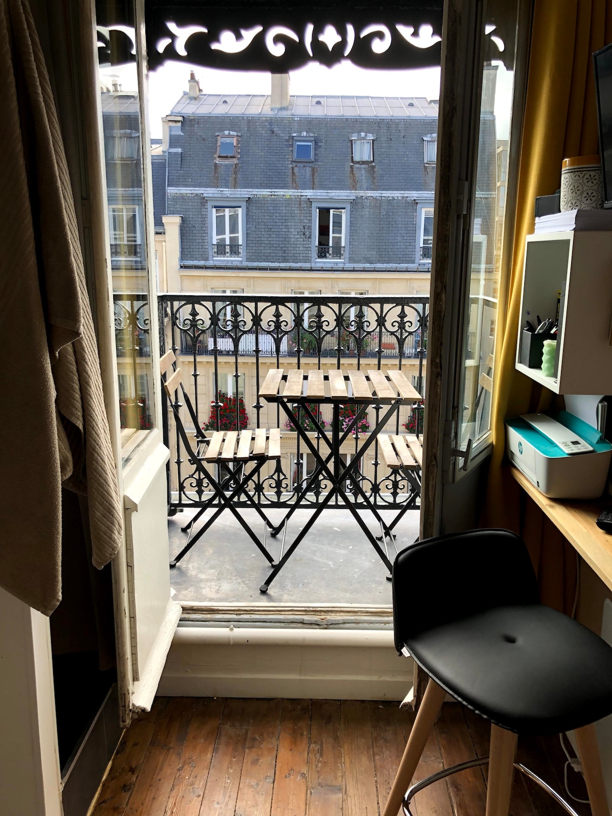 带阳台的单间公寓-巴黎市中心。