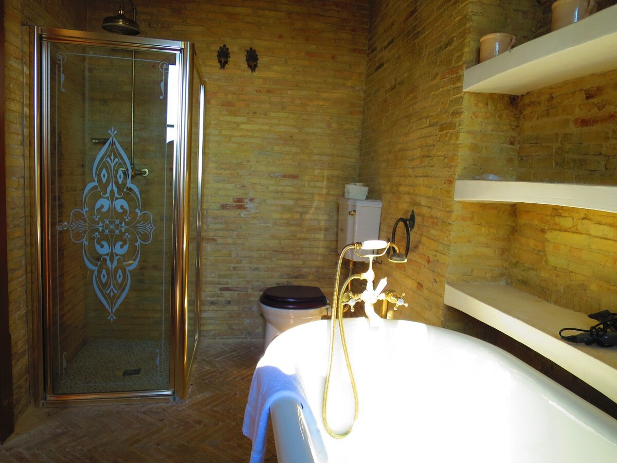 Double room with private bathroom/bathub