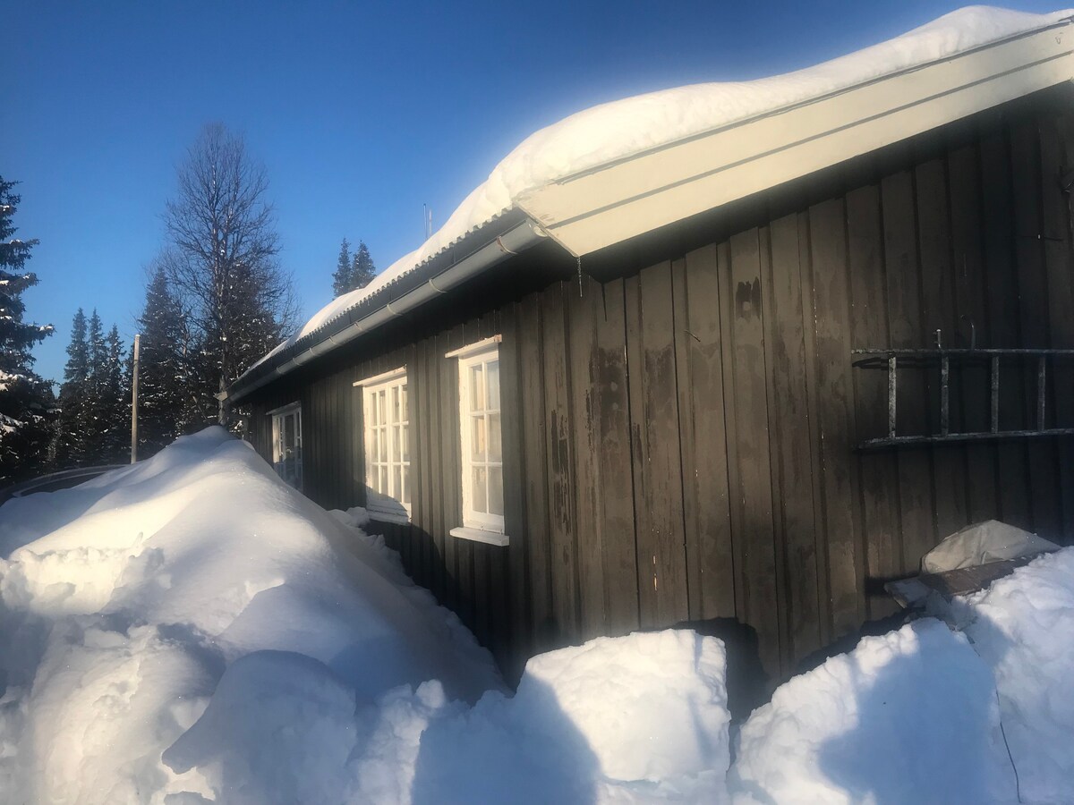 Enkel hytte rett ved skiløype