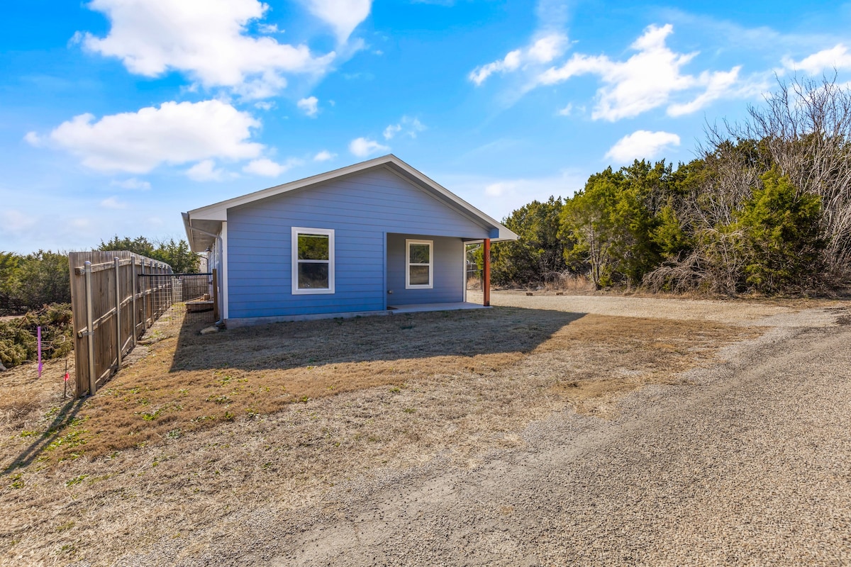 Sleeps 7 - Dog friendly with fenced yard!