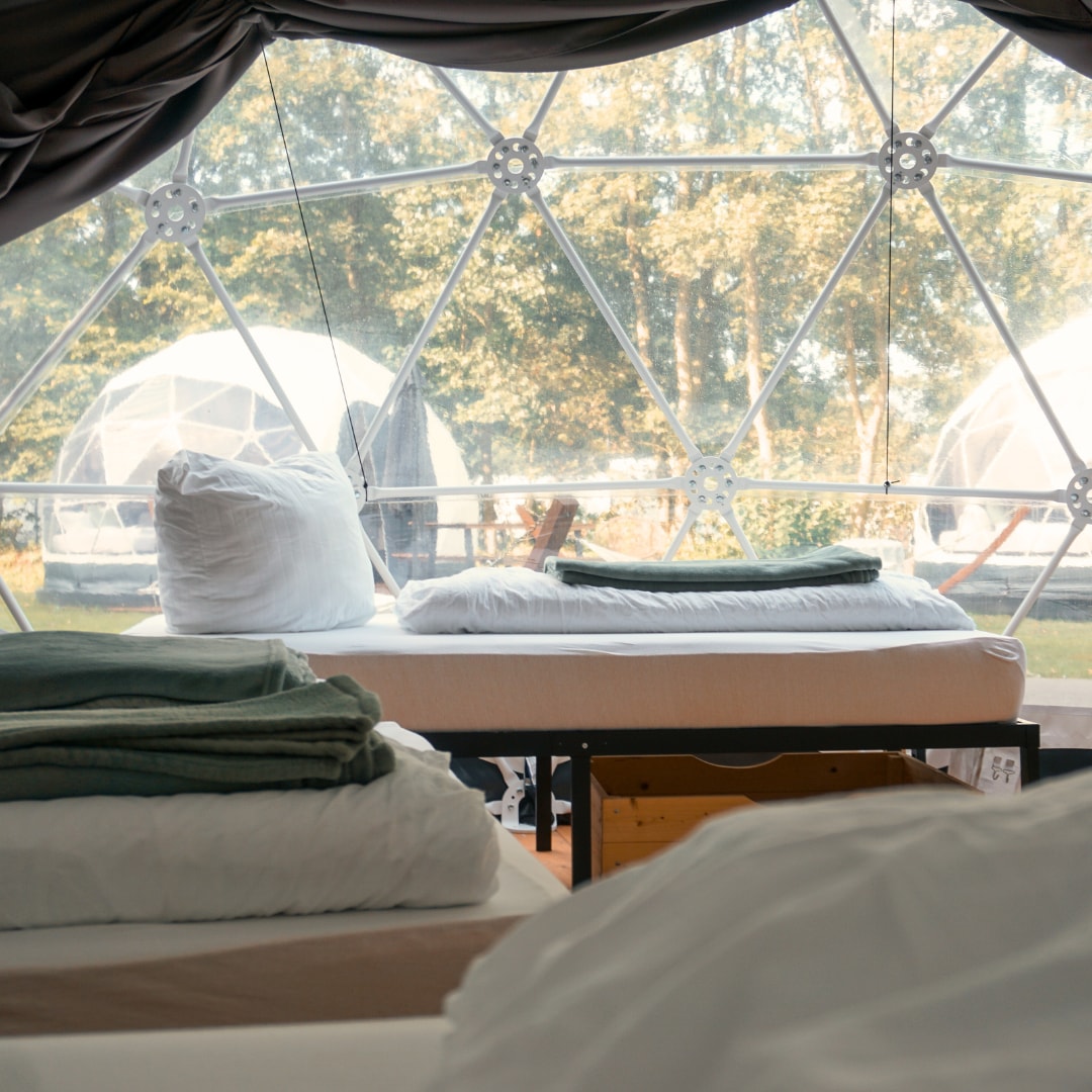 4人豪华露营帐篷，可欣赏露台和湖景