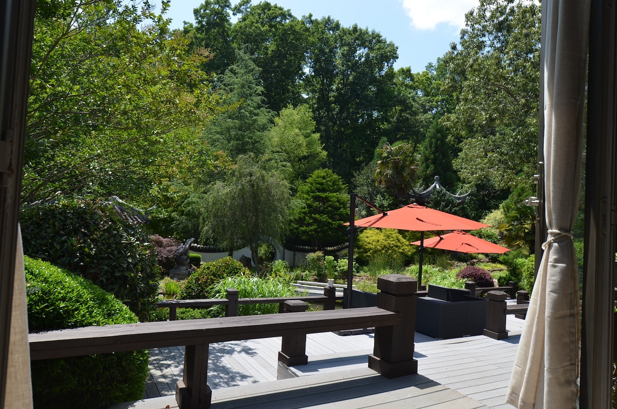 Ensuite Bedroom B in Amazing 6-Acre Zen Garden