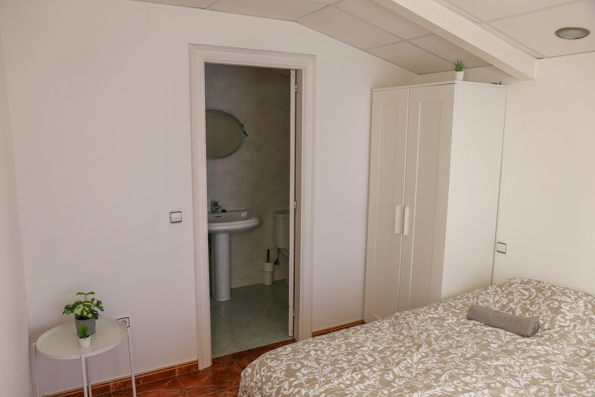 Beachfront Surf & Remote Work House - Room Bilbao