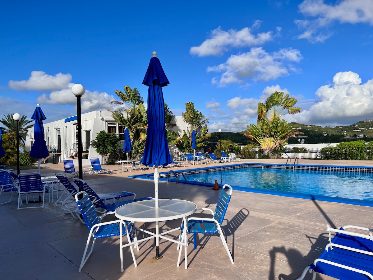 Modern sun-drenched condo w/pool