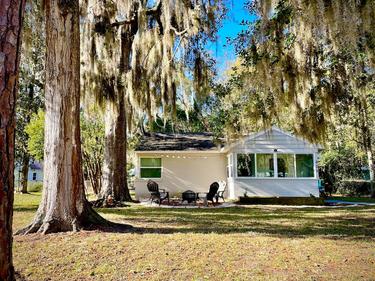 Cozy Cottage. Near Downtown & UF.