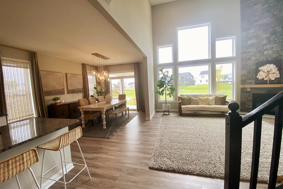 Stunning Family-friendly Luxury Home near Dayton