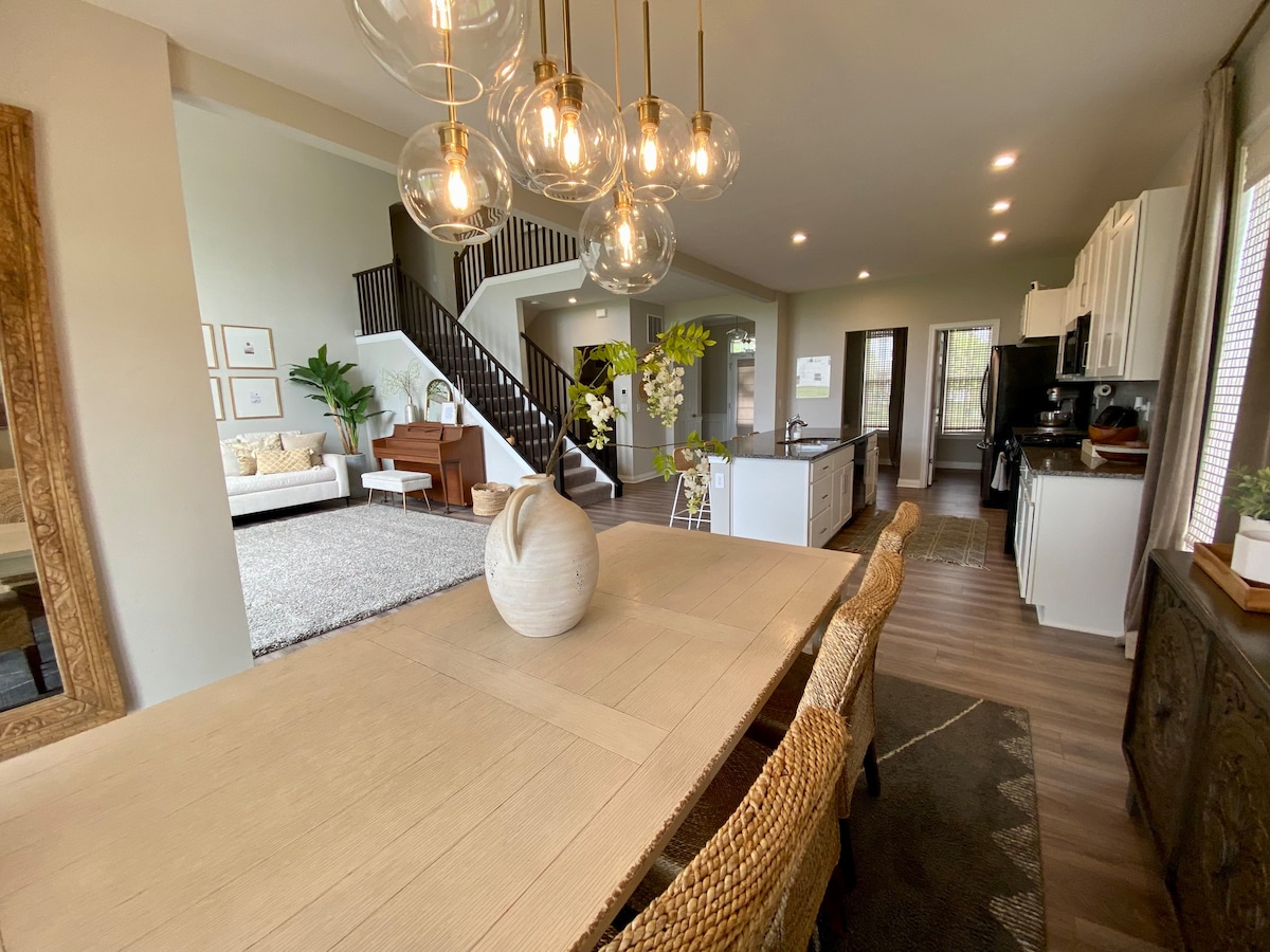 Stunning Family-friendly Luxury Home near Dayton