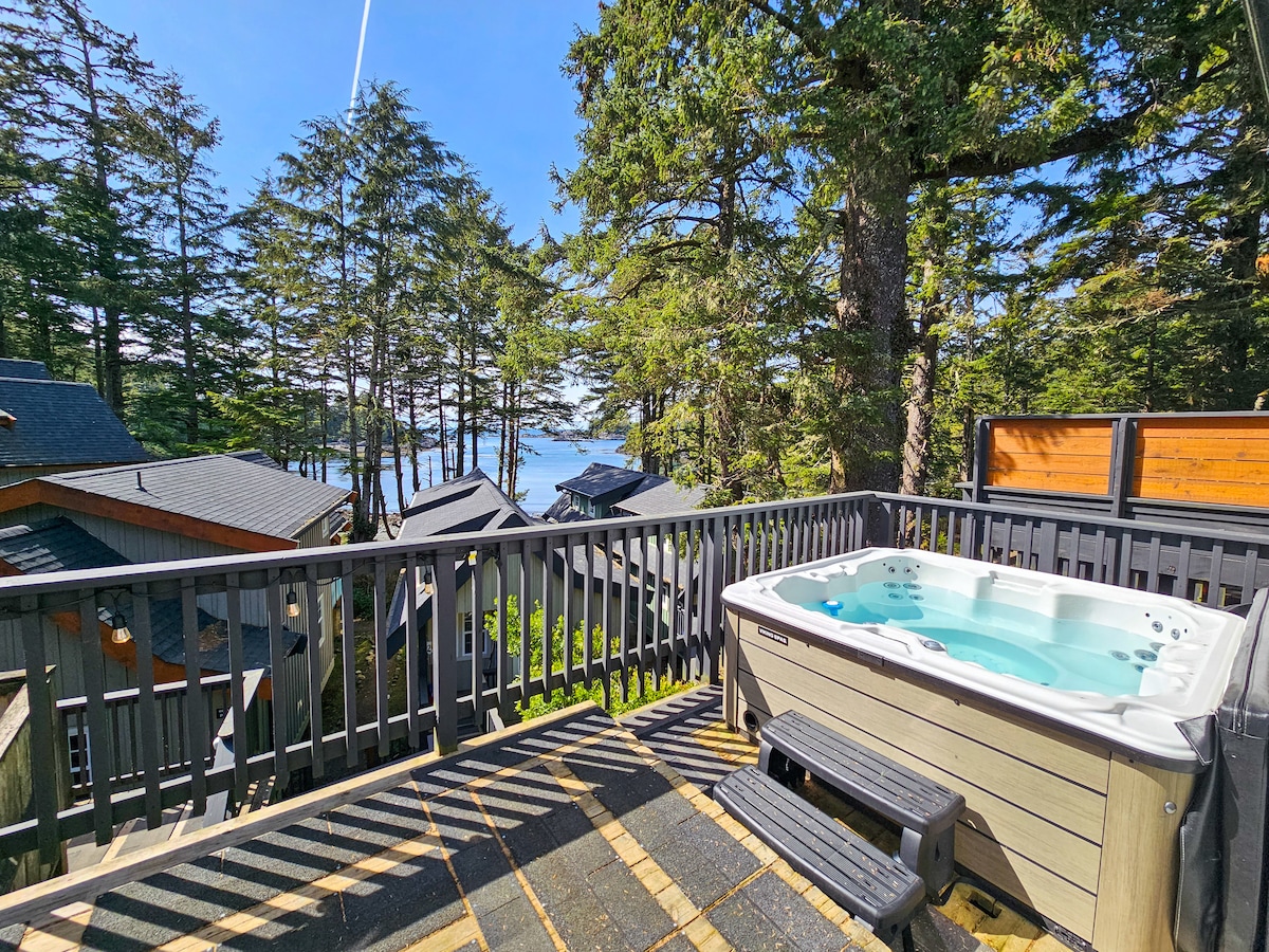 Hot Tub ~ Oceanfront Loft with Views!