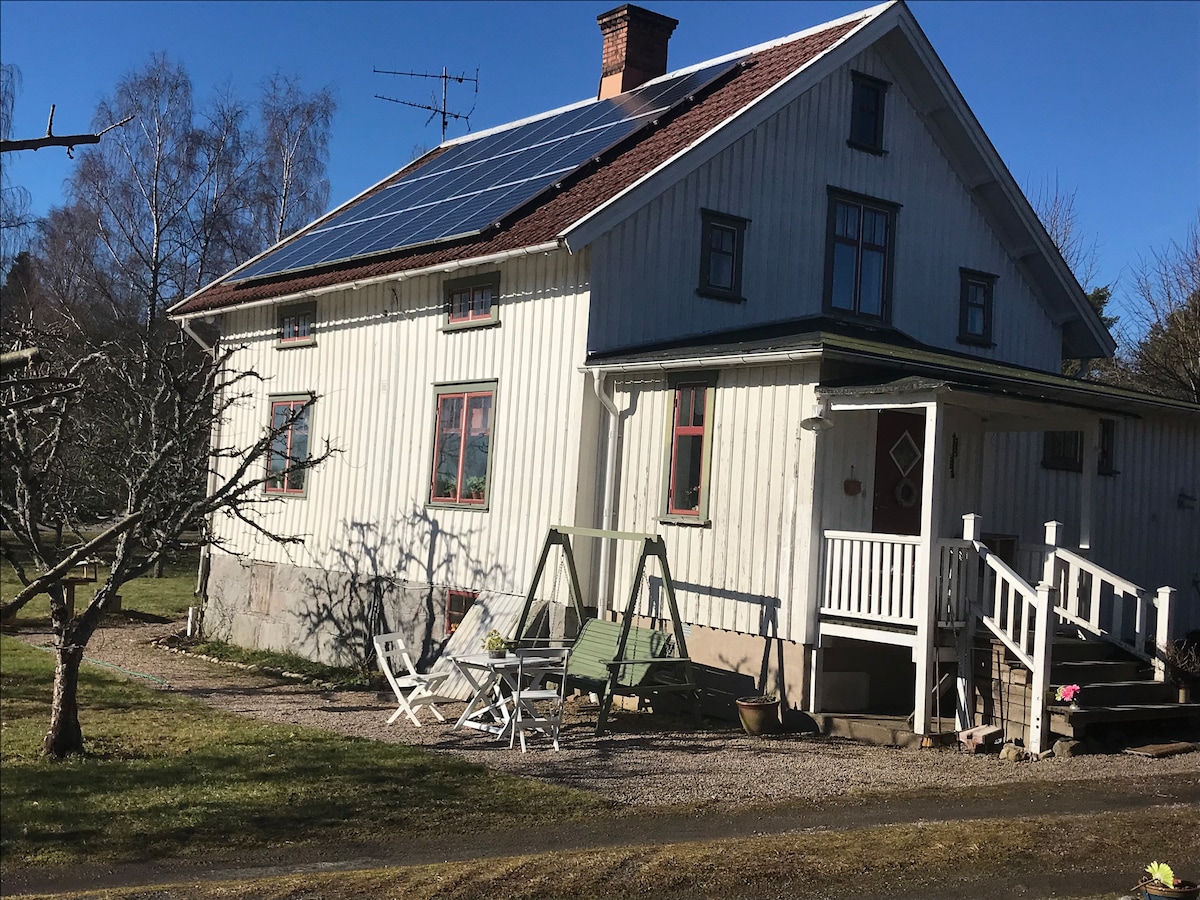 Hus på landet med stor trädgård.