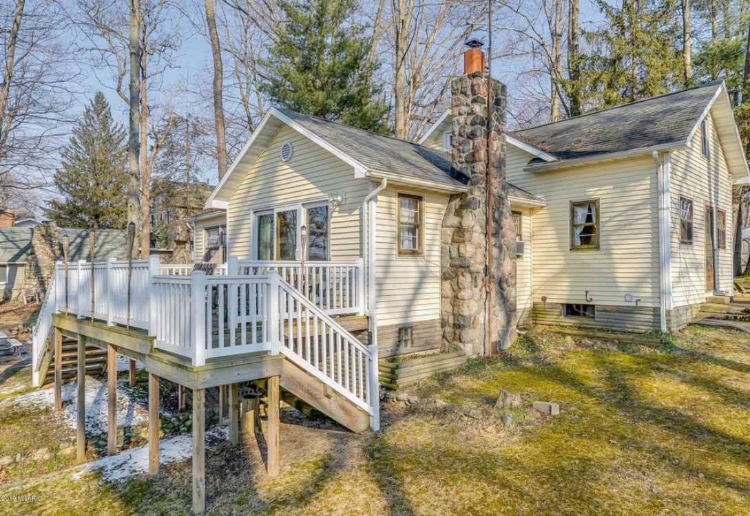 Charming Lakefront Cottage