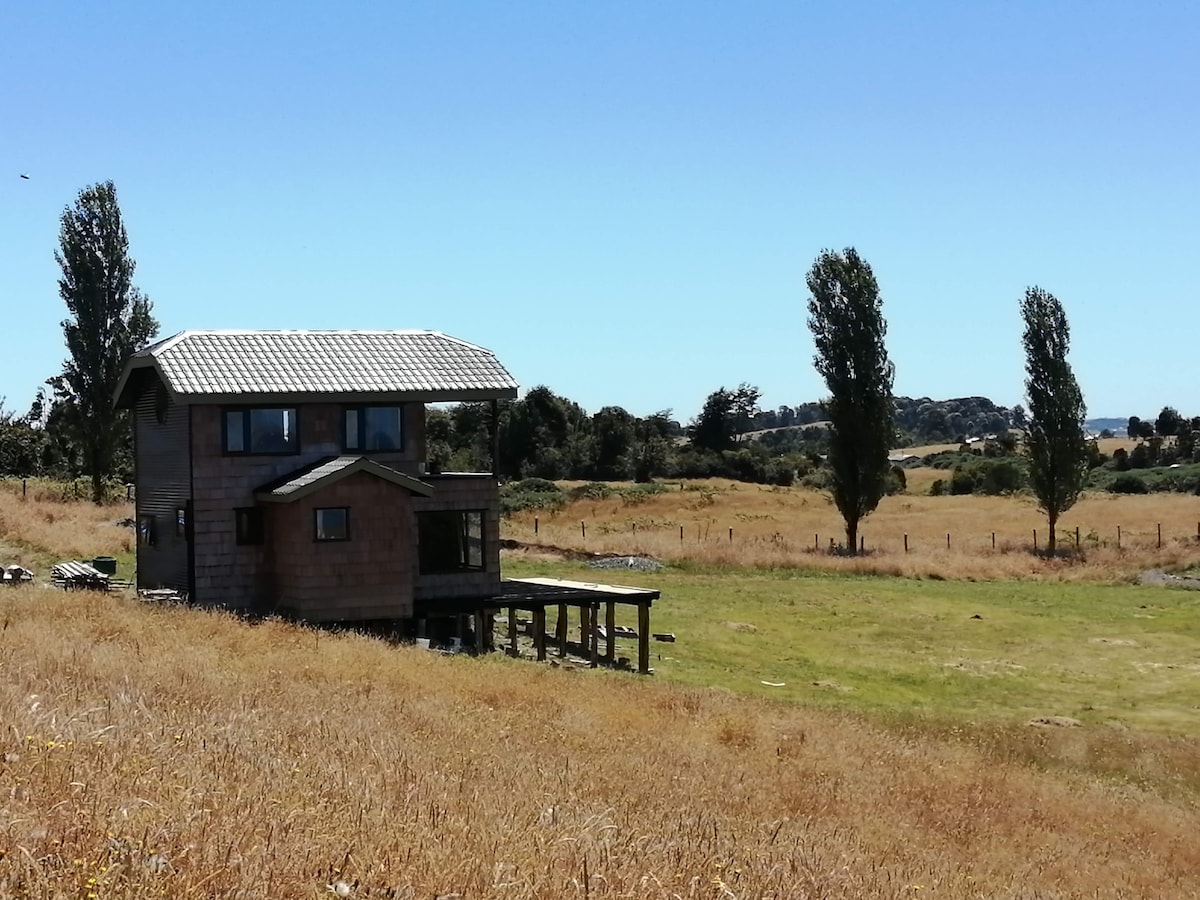 Casita chilota nueva en el campo