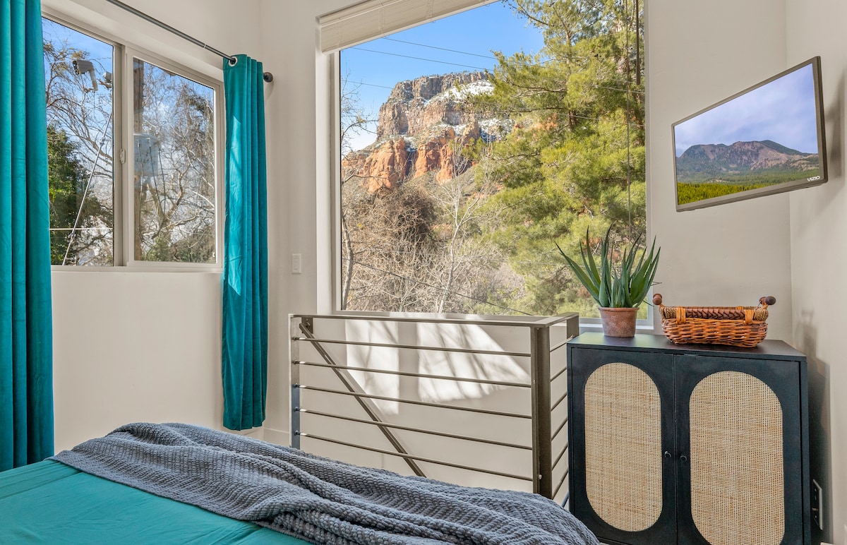 Treetop Tiny House near Oak Creek!