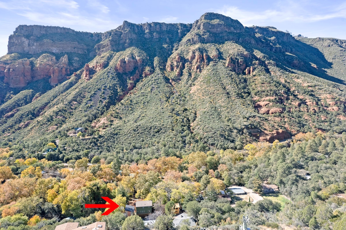 Treetop Tiny House near Oak Creek!