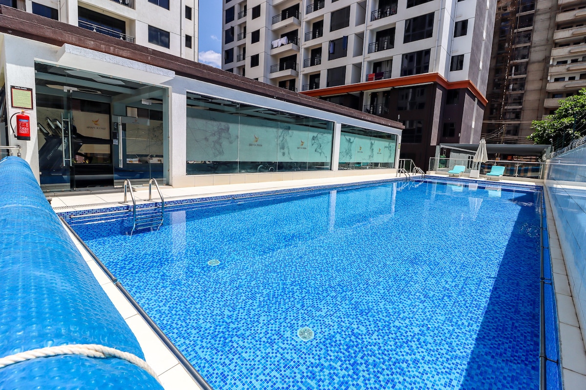 Serene 1BR City Hub w/ Rooftop, Pool & Gym