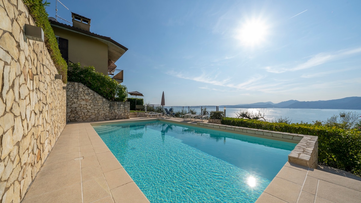 Airbnb Garda Lake/ free park/ big swimming pool