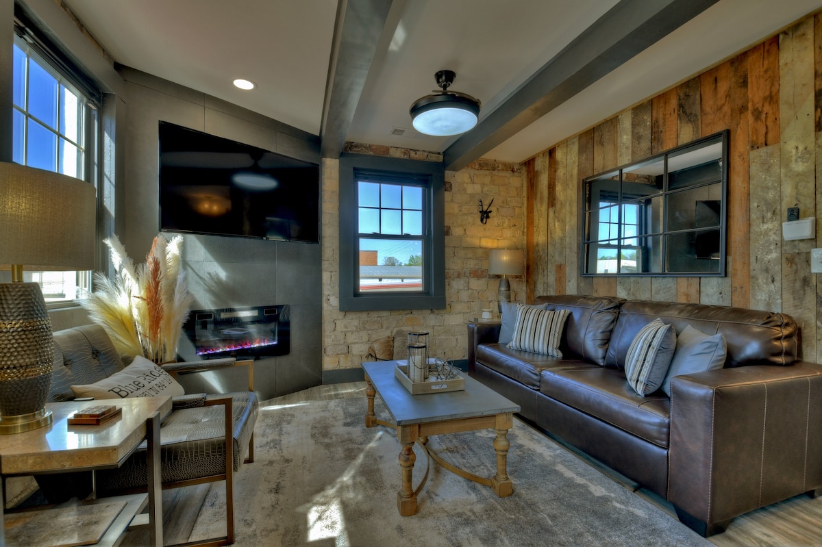 Modern Rustic Loft Suite in Downtown Blue Ridge