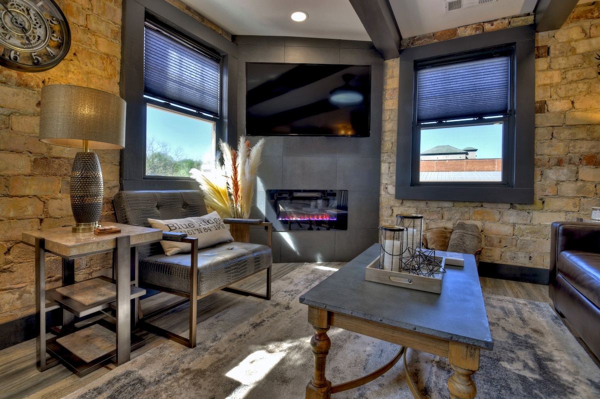 Modern Rustic Loft Suite in Downtown Blue Ridge