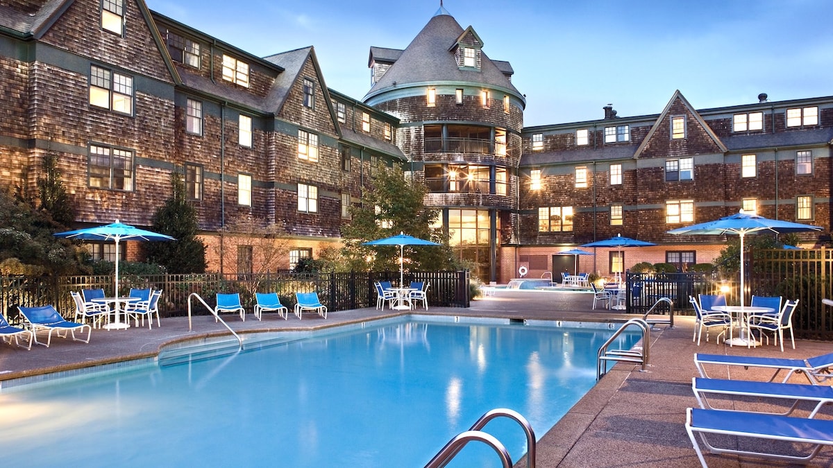美丽的公寓，位于纽波特市中心，设有室内泳池