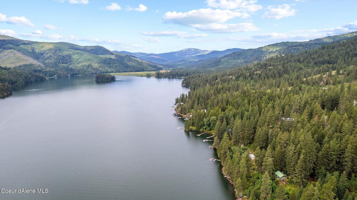 Sliverwood Park Lakefront Lodge with Boat Dock