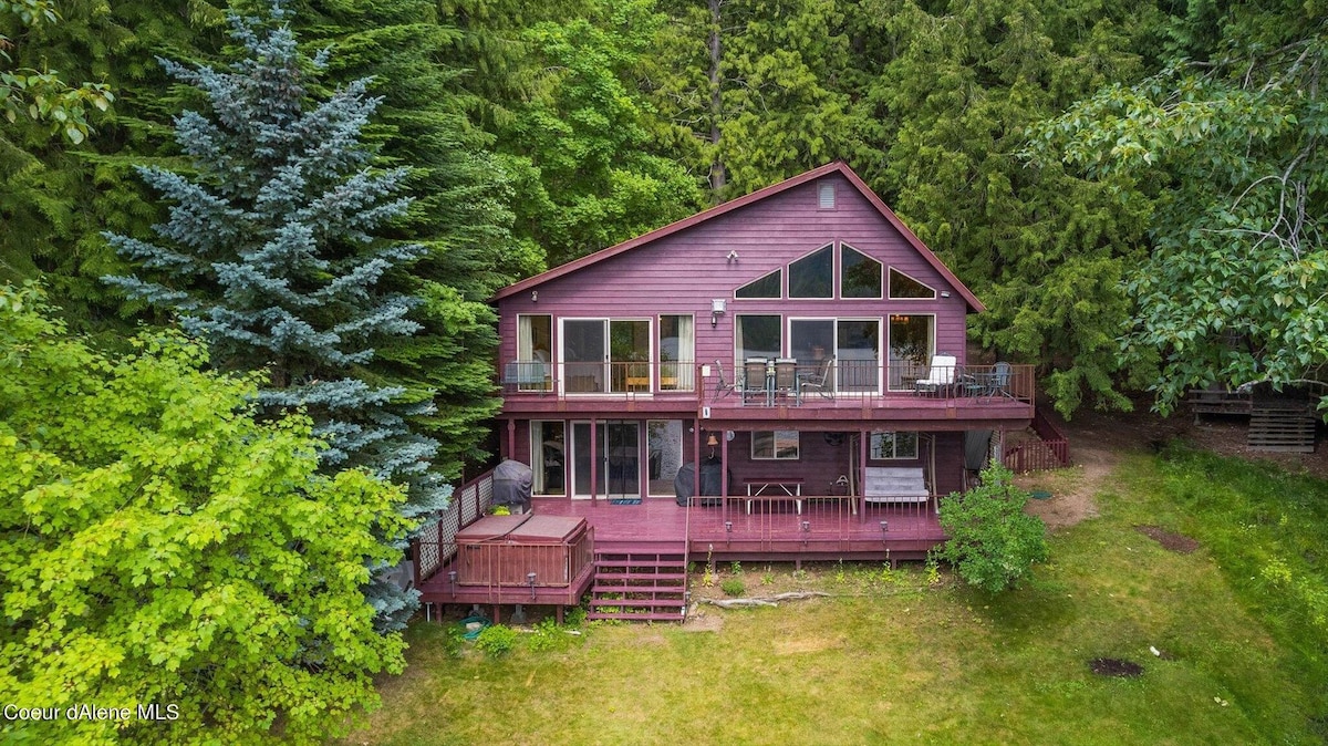 Sliverwood Park Lakefront Lodge with Boat Dock