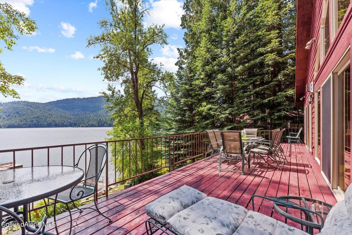 Sliverwood Park Lakefront Lodge with Boat Dock