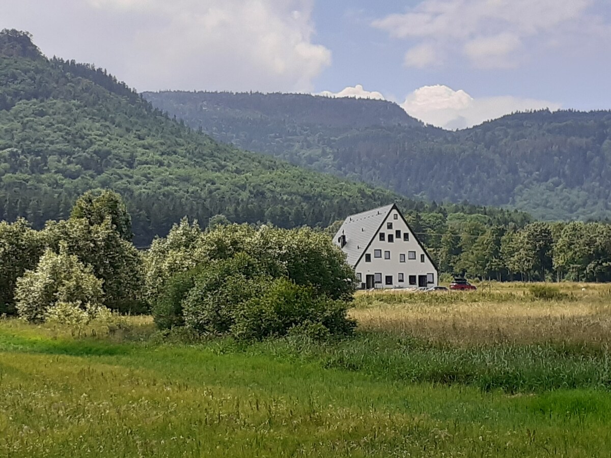 Chata Otulina Całoroczny dom w Górach Stołowych.