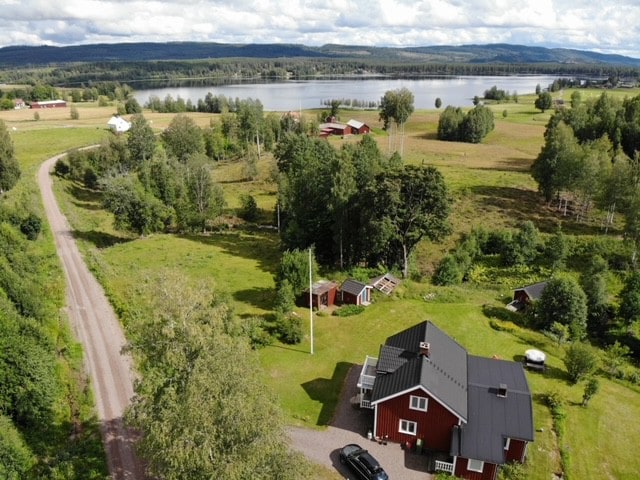 位于大自然中的浪漫瑞典红色木屋。