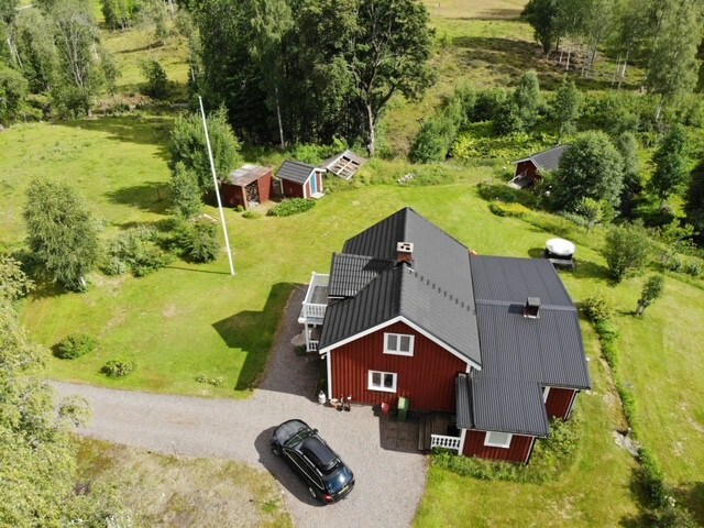 位于大自然中的浪漫瑞典红色木屋。