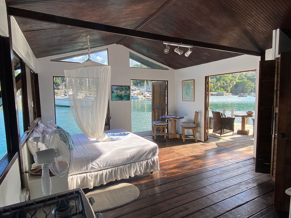 Fabulous over the water Cabin Mango beach Marigot.