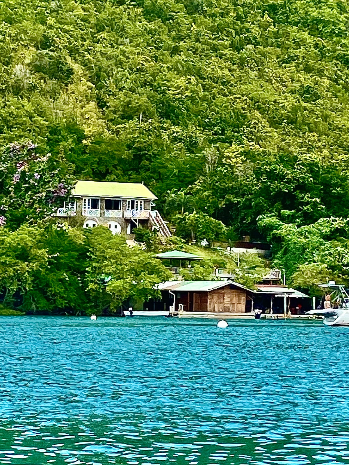 Fabulous over the water Cabin Mango beach Marigot.