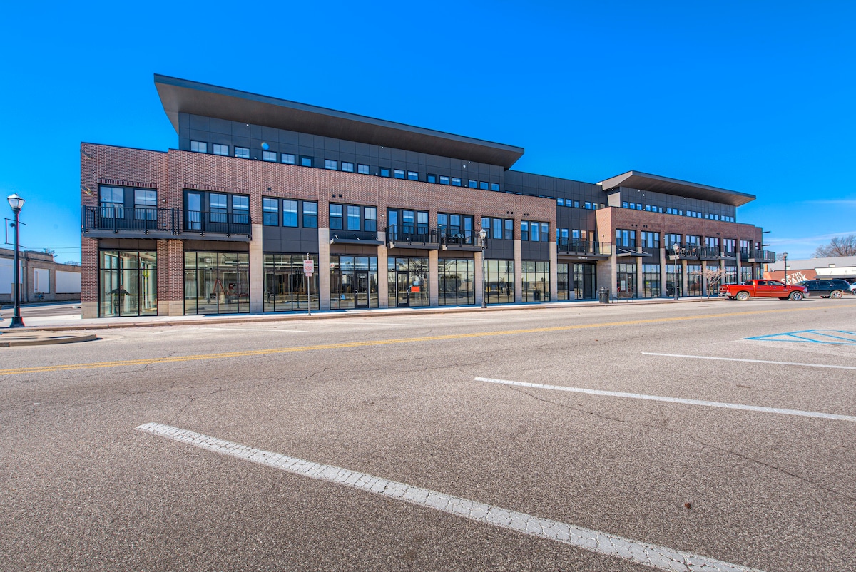 Condo w/Balcony on Main St, 5 miles Downtown INDY