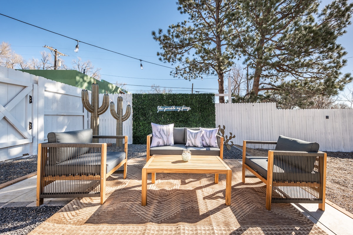 Outdoor Lounge w/Mtn Views from Hot tub + Firepit